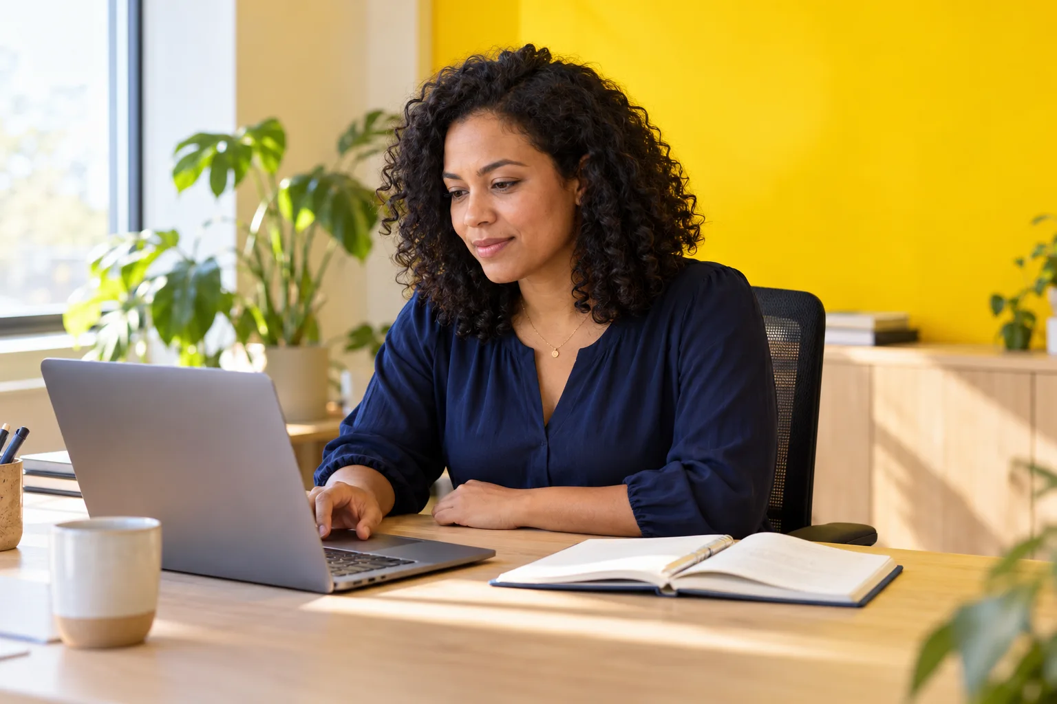 Klantenservicemedewerker controleert een antwoord op haar laptop