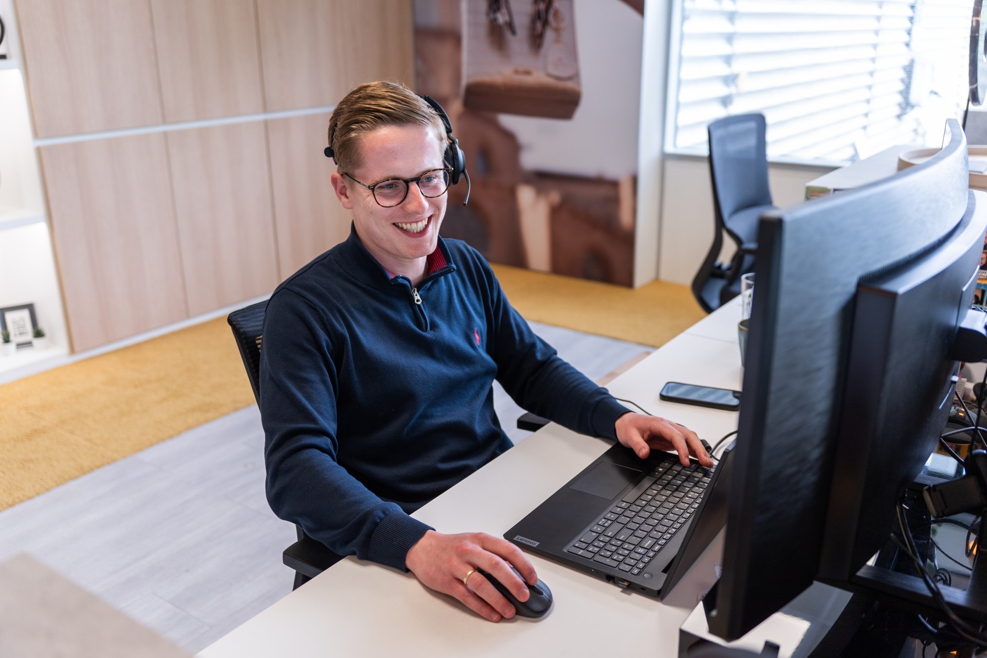 Een medewerker van Dugros helpt klanten vanuit de klantenservice