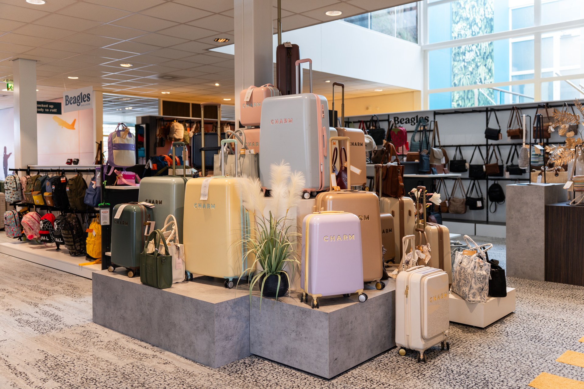Tassen, koffers en fashionaccessoires in de showroom van Dugros