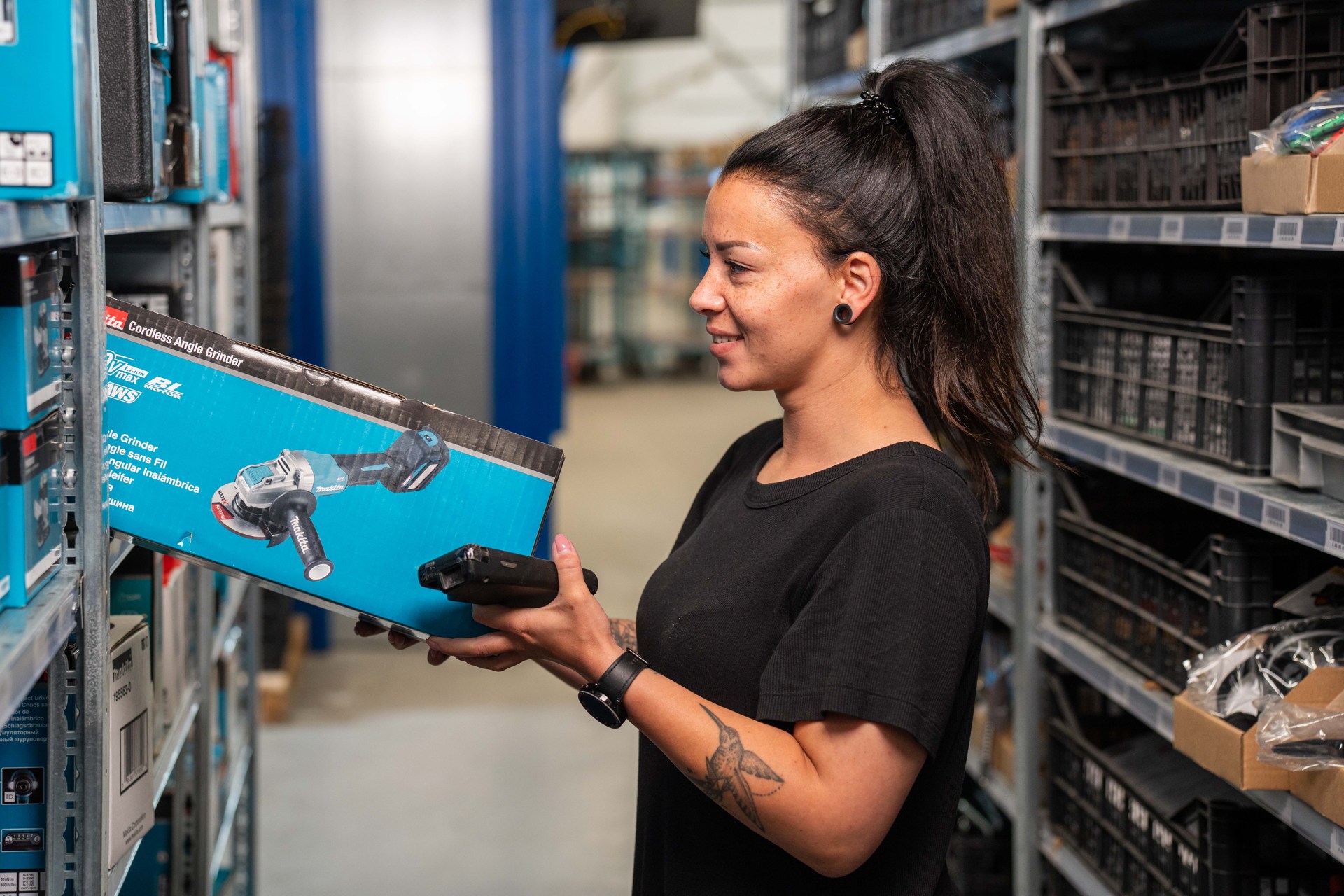 Een medewerker van Mtools verzamelt gereedschap tijdens de toenmalige samenwerking